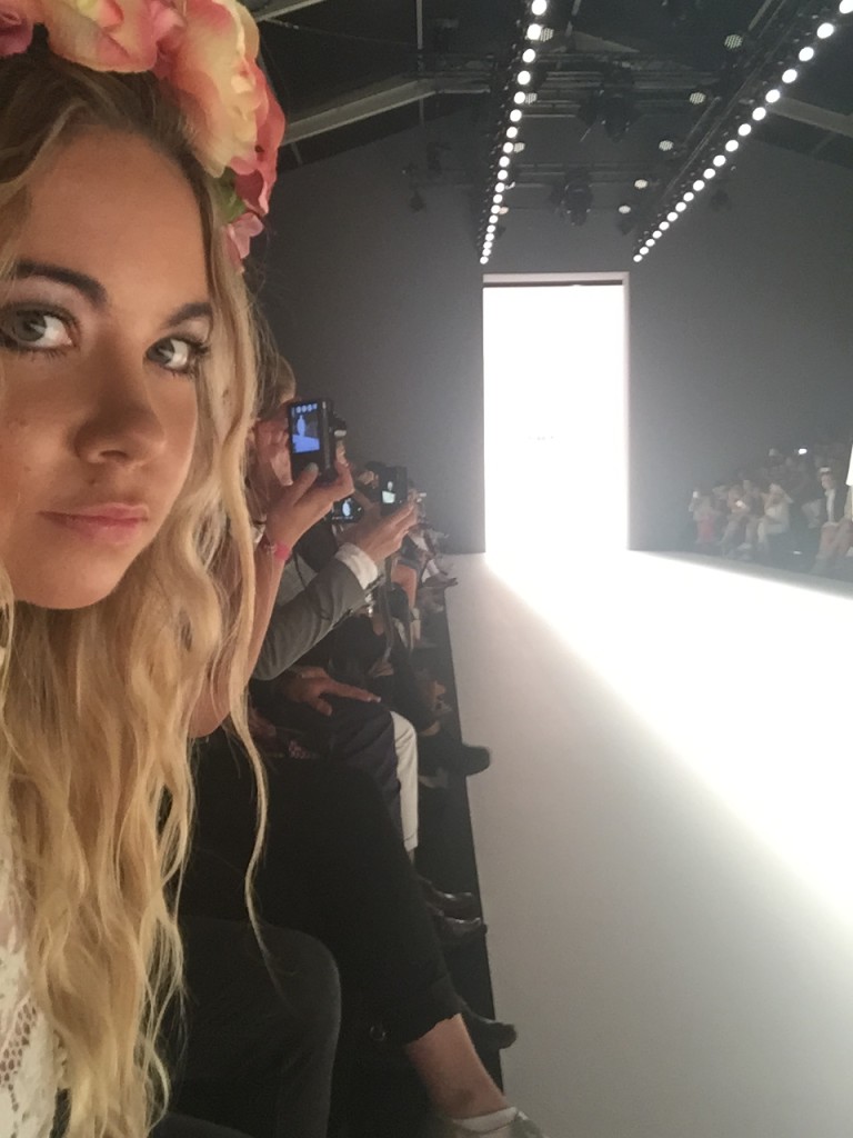 Nadine Trompka in der Front Row bei Emre Erdemoğlu auf der Mercedes-Benz Fashion Week