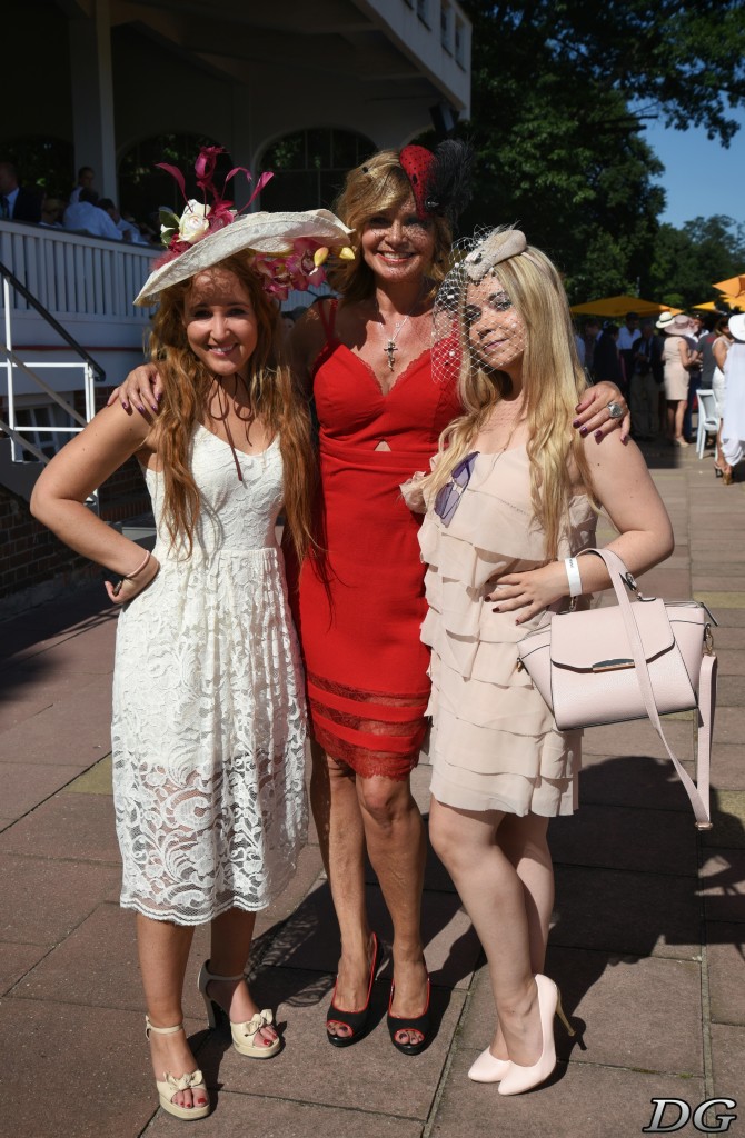 Claudia Campus, Maren Gilzer, Nadine Trompka beim Pferderennen in Hoppegarten bei Grand Prix Meeting