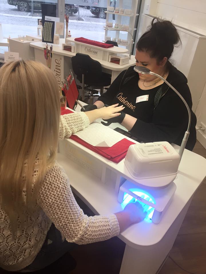 Nadine Trompka bei der Gelmodellage von Catherine