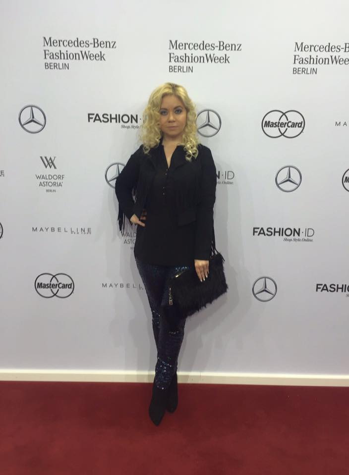 Nadine Trompka auf der MBFW Day 1 mit Styling von Timecutter