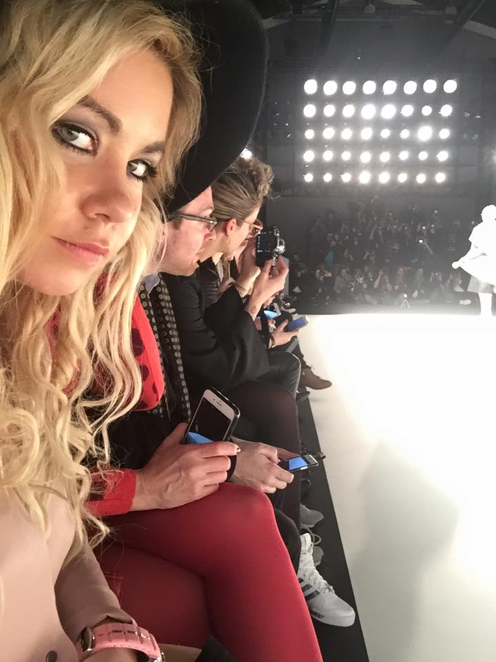 Nadine Trompka in der Front Row bei Emre Erdemoğlu auf der Mercedes-Benz Fashion Week
