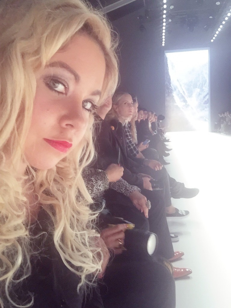 Nadine Trompka in der Front Row bei Rebekka Ruétz zur Mercedes-Benz Fashion Week